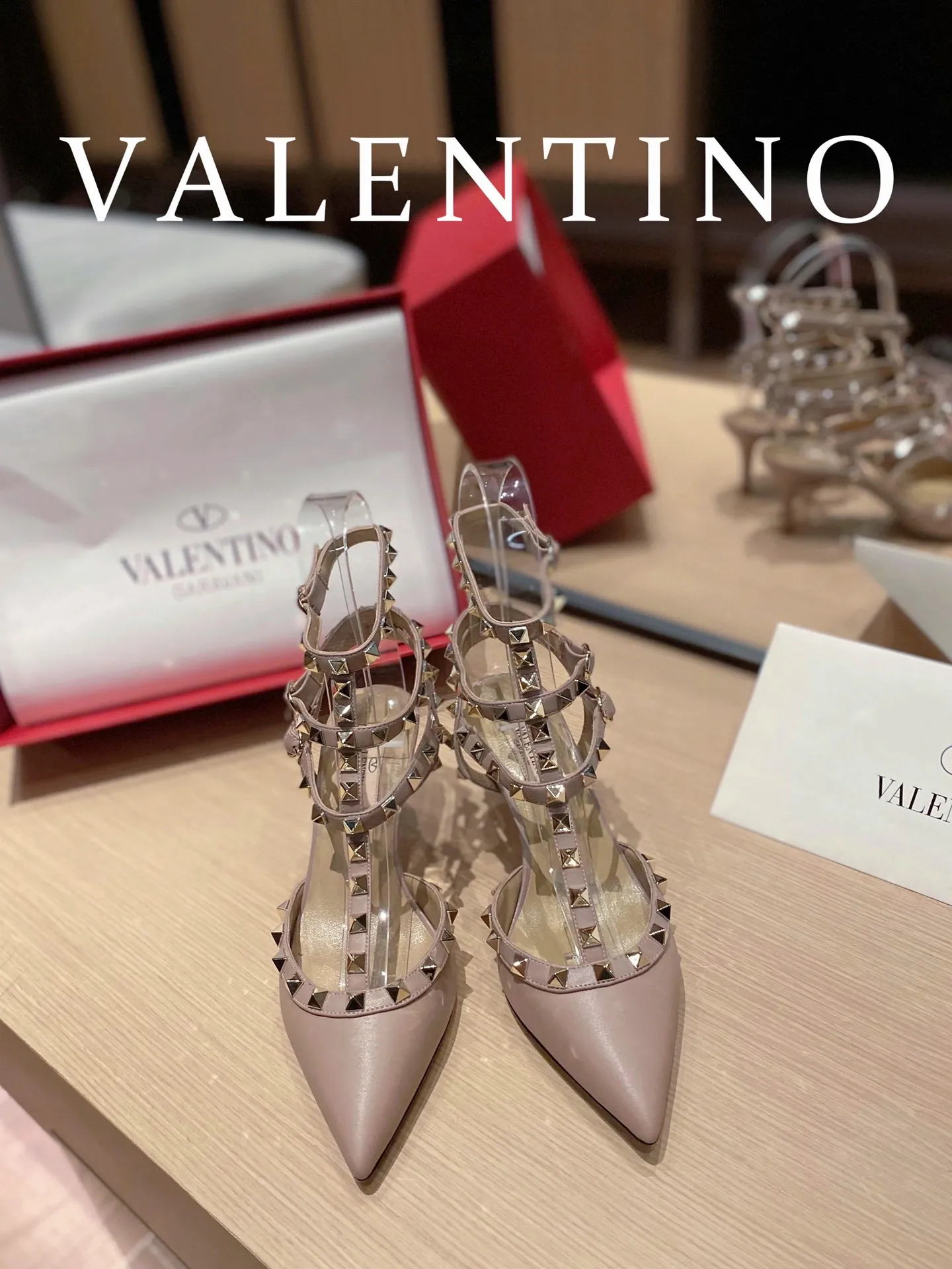 P👟👟Ex-factory price 560👟👟 Women's shoes, women's clothing 𝙑𝙖𝙡𝙚𝙣𝙩𝙞𝙣𝙤/Valentino𝙑𝙏 🎁Latest colors😍ʚ😊ɞ has been an Italian national treasure brand since the 1960s. Timeless and deeply rooted in people's hearts❤ Never out of date. One of the must-have items 〰 ɪɴѓᴏʀᴍᴀᴛɪᴏɴ 〰♡ There are many colors for you to choose from💝Original molded electric rivets (non-oxidized) High-end customized imported cowhide➠Mirror patent leather❗️Details in place🆚Exclusive color card💯Comfortable sheepskin lining✅Imported Italian leather outsole🇮🇹 Size: 35-39 (34.40.41.4👟👟Ex-factory price 4) Also customized♡♡ Heel height: ➠6.5cm